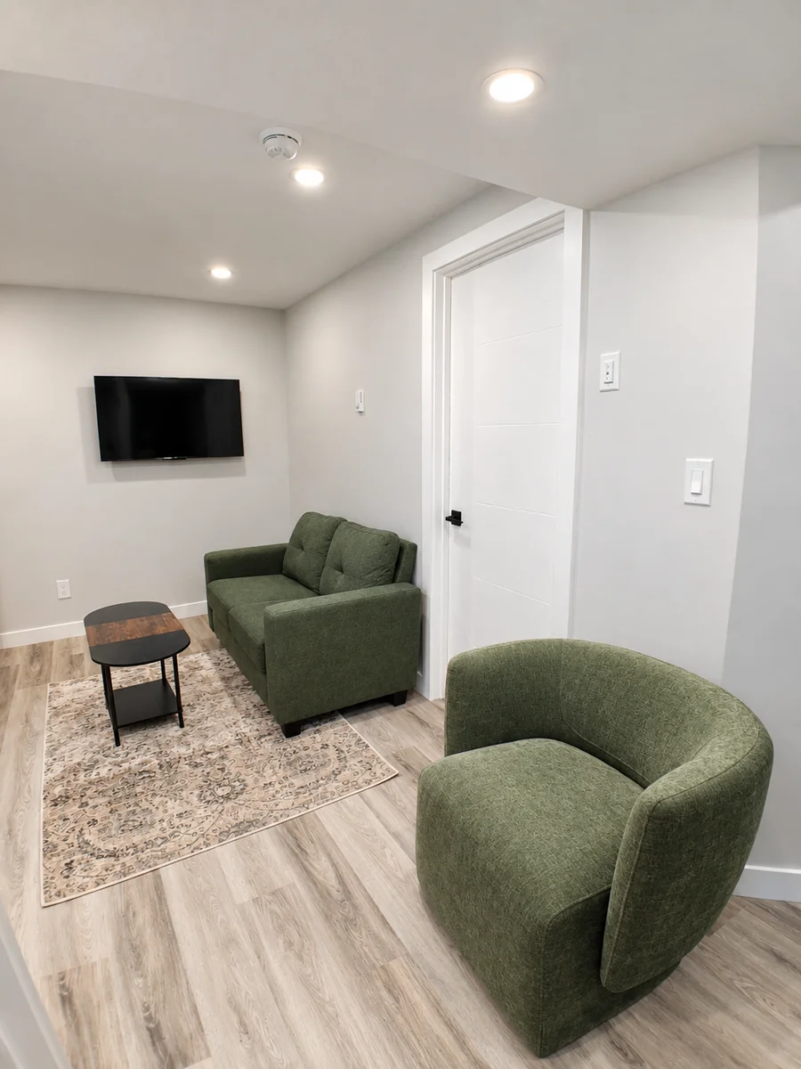 Vine Luxe | Modern Furnished Suite Near Hospitals & Airport